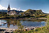 Le isole Lofoten Norvegia. La bellissima chiesa di Vagan a Kabelvag (Austvagoya),  la cattedrale delle Lofoten